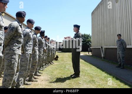 U.S. Air Force Gen. Tod D. Wolters, les forces aériennes américaines en Europe et de l'air, commandant de l'Afrique parle d'aviateurs du 100e Escadron des Forces de sécurité au cours d'une visite à RAF Mildenhall, Angleterre, le 22 juin 2018. Wolters a rencontré des aviateurs et discuté de l'importance de la 100e Escadre de ravitaillement en vol a pour mission en Europe. Banque D'Images