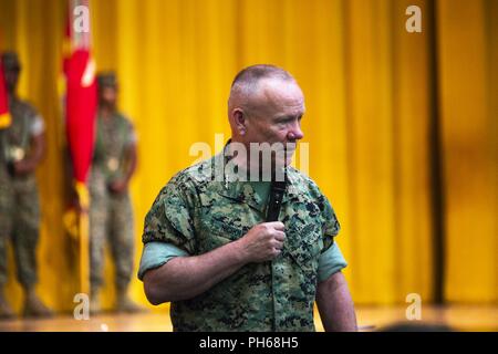 Le lieutenant général Lawrence D. Nicholson, commandant général de l'III Marine Expeditionary Force, reconnaît les réalisations du colonel Ronald C. Braney sortant, commandant du 3e Groupe logistique maritime, au cours d'une cérémonie de transfert de commandement le 29 juin 2018 au Camp Foster, Okinawa, Japon. Braney a quitté le commandement du 3e MLG à Brigue. Le général Keith D. Reventlow, nouveau commandant général du 3ème MLG. Braney est originaire de Manlius, New York. Nicholson est originaire de Toronto, Canada. Reventlow est originaire de Newtown, dans le Connecticut. Banque D'Images