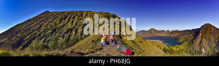 Lac de cratère du volcan Rinjani, Lombok, Indonésie Banque D'Images