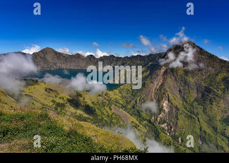 Lac de cratère du volcan Rinjani, Lombok, Indonésie Banque D'Images