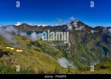 Lac de cratère du volcan Rinjani, Lombok, Indonésie Banque D'Images