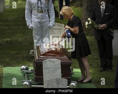 Famille, collègues et membres de miitary rendre honneur à la Frank C. Carlucci III, 16e Secrétaire de la Défense, lors de son inhumation au cimetière national d'Arlington, le 26 juin. En 2018. Carlucci a servi comme secrétaire de la défense de 1987 jusqu'à la fin de l'administration Reagan, le 20 janvier 1989. Banque D'Images