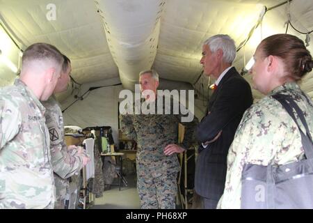 Général Thomas David Waldhauser de l'United States Marine Corps et commandant du United States Africa Command et l'Ambassadeur Peter Henry Barlerin, l'Ambassadeur des États-Unis auprès de la République du Cameroun (en costume) Groupe de travail visite Darby quarts vivants dans une visite de l'emplacement d'urgence à Garoua le 28 juin 2018, Cameron. Les membres du service TF Darby servent dans un rôle de soutien pour les forces camerounaises et la lutte contre l'organisation extrémiste violent Boko Haram. Banque D'Images