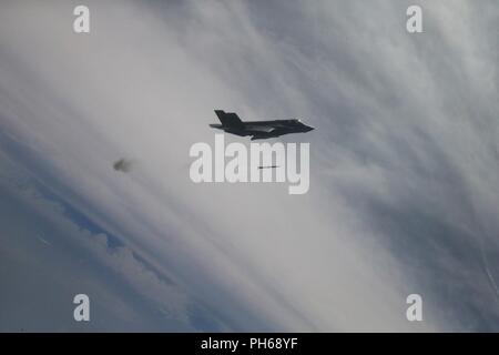 Un F-35A Lightning II test aéronefs affectés à la 31e Escadron d'évaluation Test de Edwards Air Force Base, Californie, publie un missile sur AIM-120 AMRAAM un QF-16 cible tout en effectuant une manœuvre loft au cours d'un test de tir réel sur une plage de la Force aérienne dans le golfe du Mexique le 20 juin 2018. L'équipe de test opérationnel conjoint a effectué les missions en tant que partie du bloc 3F Test de fonctionnement et de l'évaluation initiale. Banque D'Images