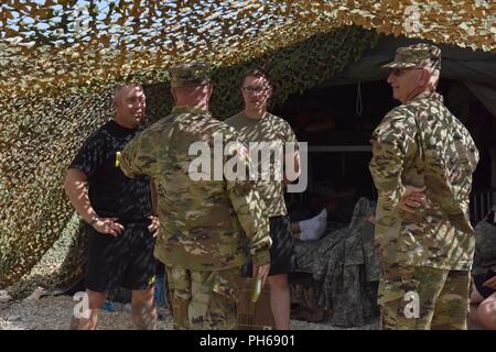 Les aumôniers de la Garde nationale de l'Ohio Le Lieutenant-colonel James Sizemore (deuxième à gauche) et le colonel Andrew Aquino (à droite) avec visite de la Garde nationale de l'Armée de l'Ohio Le Sgt. 1re classe Jason et Molodec 2Lt. Timothy Kurfiss, tous deux de la 838ème Compagnie de Police militaire, le 16 juin 2018, lors de l'exercice Platinum Wolf. Environ 50 membres du 838ème MP Société a participé à la led-serbe, deux semaines d'opérations multinationales de maintien de l'exercice qui a 10 nations ensemble afin d'améliorer la coopération militaire et l'interopérabilité à la Serbie du Sud et de la base du secteur d'entraînement, Borovac 11-22 juin. (La Garde nationale de l'Ohio Banque D'Images