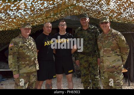 Les soldats de la Garde nationale de l'Ohio Le Lieutenant-colonel James Sizemore (de gauche), Sgt. 1re classe Jason, Molodec 2Lt. Timothy Kurfiss et le colonel Andrew Aquino (à droite) s'arrêter pour une photo avec le Colonel Saša Milutinović (deuxième à droite), chef de services religieux pour les Forces armées serbes programme d'aumônerie, le 16 juin 2018, lors de l'exercice Platinum Wolf. Les Serbes, a dirigé deux semaines d'opérations multinationales de maintien de la exercice a 10 nations ensemble afin d'améliorer la coopération militaire et l'interopérabilité à la Serbie du Sud et de la base du secteur d'entraînement, Borovac 11-22 juin. (La Garde nationale de l'Ohio Banque D'Images