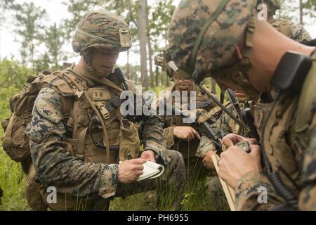 Corps des Marines des États-Unis 1er Lieutenant Justin Adams, commandant de peloton avec l'Équipe de débarquement du bataillon, 1er Bataillon, 2ème Marines, 22e Marine Expeditionary Unit mémoires son équipe lors d'un raid de l'Aviation Cours à Camp Lejeune, en Caroline du Nord, le 26 juin 2018. Ce cours permet d'individu, unité de petite taille, et niveau de l'entreprise la formation pour le personnel de la force de raid sur les compétences associées à des raids de l'aviation. Banque D'Images