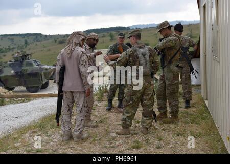 Les soldats de l'Emirats Arabes Unis, la Bulgarie, le Monténégro et l'Ohio et du Tennessee gardes nationales à se préparer à un événement de formation sur le terrain, le 19 juin 2018, lors de l'exercice Platinum Wolf. Le led-serbe, deux semaines d'opérations multinationales de maintien de la exercice a 10 nations ensemble afin d'améliorer la coopération militaire et l'interopérabilité à la Serbie du Sud et de la base du secteur d'entraînement, Borovac 11-22 juin. (La Garde nationale de l'Ohio Banque D'Images