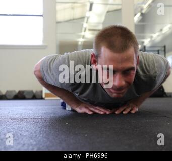 La FPC. Tyler Chérine Gébara, 504e Brigade du renseignement militaire, de Fort Hood, au Texas, vient compléter un diamant pushup, 20 juin 2018. Pierre Fortier participait à une routine de travail que par le Sgt. 1re classe Marcus Wallace. Banque D'Images