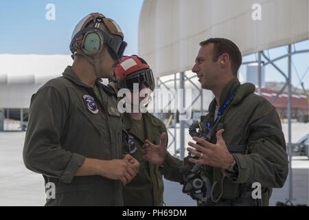 Le capitaine pilote américain Timothy 'Vérifier' Six, un pilote, qui est joint à Hill Air Force Base, Utah, discute des exercices à venir avec le sergent du Corps des Marines des États-Unis. Richard R. Wharton, et lance le Cpl. James Parker, l'aviation de chasse maritime avec des techniciens de munitions Attack Squadron (VMFA) 122, Marine Corps Air Station (MCAS) Yuma, Yuma (Arizona) sur MCM, le 26 juin 2018. L'exercice à l'épreuve, pour la première fois, l'interopérabilité des systèmes d'armes de chargement entre les services F-35's. L'Armée de l'air fonctionne avec le F-35A Lightning II, tandis que le Corps des Marines des États-Unis fonctionne avec le F-35B Lightning II. Banque D'Images