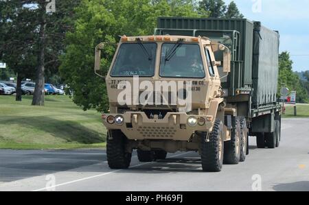 Soldats de conduire un véhicule au cours de la 86e Division de formation Soutien au combat de l'exercice de formation (CSTX) 86-18-04 le 25 juin 2018, à Fort McCoy, Wisconsin (Etats-Unis) plus de 6 000 militaires de tous les États-Unis sont la formation dans l'exercice, conformément à la 86e. L'exercice fait partie de la réserve de l'Armée de soutien au combat du programme de formation, ou CPST. Cpst exercices sont grandes, la formation collective des exercices conçus pour l'immerger dans des milieux de formation des unités tactiques que reproduire fidèlement ce qu'ils pourraient rencontrer dans les déploiements opérationnels. La 86e Division de la formation est une organisation de locataires à Fo Banque D'Images