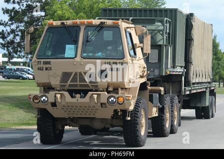 Soldats de conduire un véhicule au cours de la 86e Division de formation Soutien au combat de l'exercice de formation (CSTX) 86-18-04 le 25 juin 2018, à Fort McCoy, Wisconsin (Etats-Unis) plus de 6 000 militaires de tous les États-Unis sont la formation dans l'exercice, conformément à la 86e. L'exercice fait partie de la réserve de l'Armée de soutien au combat du programme de formation, ou CPST. Cpst exercices sont grandes, la formation collective des exercices conçus pour l'immerger dans des milieux de formation des unités tactiques que reproduire fidèlement ce qu'ils pourraient rencontrer dans les déploiements opérationnels. La 86e Division de la formation est une organisation de locataires à Fo Banque D'Images