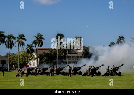 25e Division d'infanterie, le feu de la batterie Salut chanoines pendant 196e Brigade d'infanterie Vietnam Veterans' Cérémonie de reconnaissance à Fort Shafter, bonjour le 29 juin 2018. La présentation a été faite au cours d'une cérémonie militaire le 29 juin 2018, le cercle historique de Fort Shafter, Palm, et d'Oahu. La 196e Brigade de l'armée américaine est toujours actif. Aujourd'hui la brigade aide les unités de réserve à Hawaï, Alaska, Guam, Samoa américaines, l'Arizona et Saipan, comme un support de formation Brigade, fournir un appui aux forces de réserve dans l'ensemble de la zone Pacifique. Banque D'Images