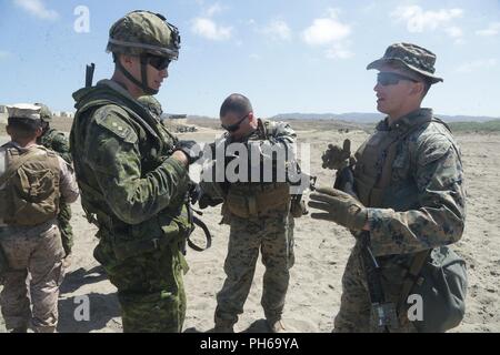 MARINE CORPS BASE CAMP PENDLETON, en Californie (28 juin 2018) Lieutenant du Corps des Marines des États-Unis, William Thompson, droite, officier d'infanterie, 2e bataillon du 1er Régiment de Marines, le lieutenant de l'Armée canadienne parle à Jacob Simard, membre du Royal 22e Régiment, pour discuter de communes de tactique dans le Rim of the Pacific (RIMPAC) au Marine Corps Base Camp Pendleton, en Californie, le 28 juin 2018. RIMPAC fournit une formation unique, tandis que la promotion et le soutien des relations de collaboration entre les participants essentiels pour assurer la sécurité des voies maritimes et de la sécurité sur les océans du monde depuis 1971. Banque D'Images