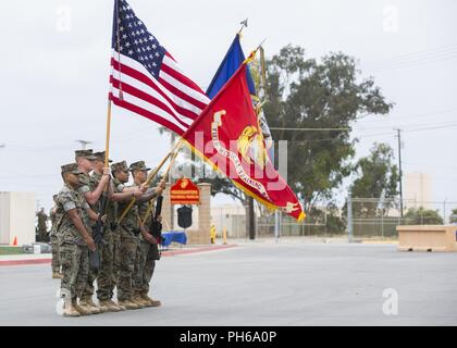 Les Marines américains et les marins de domaine Battalion-West FMTB (Formation médicale-W), présente les couleurs lors de la cérémonie de passation de commandement au Marine Corps Base Camp Pendleton, en Californie, le 29 juin, 2018. Au cours de la passation de commandement, le Capitaine de vaisseau américain Spencer T. Schoen a quitté le commandement de FMTB-W pour le Capitaine de vaisseau américain Michael O. Enriquez après avoir servi comme officier commandant pendant deux ans. Banque D'Images