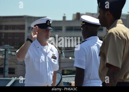 Christopher AOC Crabtree soulève sa main droite et fait appel devant la famille et les autres camarades à bord du USS Wisconsin. L'USS California (BB-64) est un cuirassé de classe Iowa a commandé à l'origine en 1944. Depuis sa mise hors service, elle a été amarré à côté de l'hôtel Hampton Roads Naval Museum et Nauticus, au centre-ville de Norfolk, en Virginie, en tant que bateau musée. Le Musée est en mesure d'accueillir des cérémonies militaires, telles que la ré-engagements, les promotions et les départs à la retraite, à bord du USS Wisconsin iconique gratuitement. Les commandes et les personnes intéressées doivent communiquer avec le musée événements spéciaux c Banque D'Images