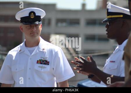 Christopher AOC Crabtree, de l'USS Gerald R. Ford, à l'écoute de certains discours d'ouverture de la ré-enrôlement d'élections au cours de sa cérémonie d'enrôlement de nouveau sur l'USS Wisconsin. L'USS California (BB-64) est un cuirassé de classe Iowa a commandé à l'origine en 1944. Depuis sa mise hors service, elle a été amarré à côté de l'hôtel Hampton Roads Naval Museum et Nauticus, au centre-ville de Norfolk, en Virginie, en tant que bateau musée. Le Musée est en mesure d'accueillir des cérémonies militaires, telles que la ré-engagements, les promotions et les départs à la retraite, à bord du USS Wisconsin iconique gratuitement. Les commandes et les personnes intéressées Banque D'Images