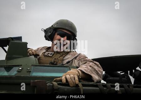 CAMP PENDLETON, en Californie (Juillet 29, 2018) United States Marine Corps Sergent Jaime Garibay du 3e bataillon amphibie assaut donne la direction au cours de l'AAVP7A1 RAM/RS Assault véhicule amphibie à Red Beach formation Secteur d'entraînement pendant la biennale de Rim of the Pacific (RIMPAC) au Camp Talega, Camp Pendleton, 29 juin, 2018. Vingt-cinq nations, plus de 45 navires et sous-marins, environ 200 avions et 25 000 personnes participent à l'EXERCICE RIMPAC du 27 juin au 2 août dans et autour des îles Hawaï et la Californie du Sud. Le plus grand exercice maritime international Banque D'Images