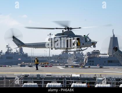 SAN DIEGO (28 juin 2018) Un AH-1Z Viper, affecté à l'Escadron d'hélicoptères d'attaque légère Marine (HMLA) 367, des terres dans le poste de pilotage de l'assaut amphibie USS Bonhomme Richard (DG 6) au cours de l'escadron de l'embarquement. Bonhomme Richard est à San Diego, Californie, la préparation pour un prochain déploiement prévu. Banque D'Images