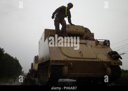 Soldats de la 2e bataillon, 5e régiment de cavalerie, 1st Armored Brigade Combat Team, 1re Division de cavalerie conduite ferroviaire les opérations de chargement en Roumanie dans le cadre de détermination de l'Atlantique, un exercice d'entraînement durables entre l'OTAN et les forces américaines, le 27 juin 2018. Ils déchargés plusieurs véhicules blindés dont M2A3 Véhicules de combat Bradley, M88A2 Hercules armored de dépannage et des dizaines de véhicules à roues pour de futures missions d'entraînement à Galati, Roumanie Zone de formation. Banque D'Images