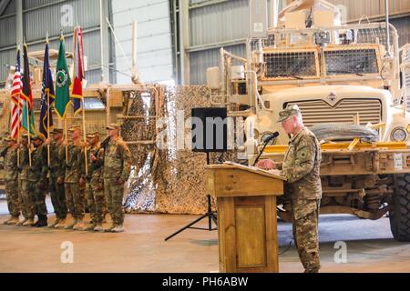 L'AÉRODROME DE KANDAHAR, Afghanistan (30 juin 2018) -- L'ARMÉE AMÉRICAINE Brig. Le général John Lathrop, commandant sortant pour former, informer, et aider les Command-South, adresse à l'auditoire, le 30 juin 2018, au cours d'une cérémonie de transfert d'autorité à Kandahar, en Afghanistan. Lathrop, affecté à la 40e Division d'infanterie, la Garde nationale de Californie, a renoncé à l'autorité de TAAC-sud de l'Armée américaine à Brigue. Le général Jeffrey Smiley, nouveau commandant. Banque D'Images