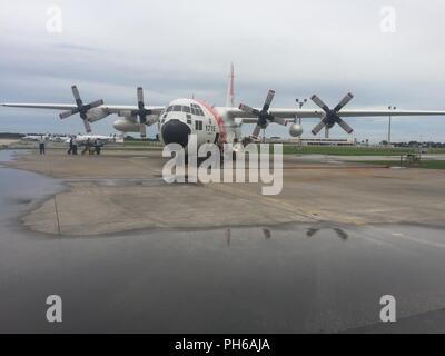 Une station d'air avion Hercules HC 130 Clearwater évacue quatre citoyens américains d'Exuma, aux Bahamas, à Clearwater, en Floride, le 30 juin 2018. La Police royale des Bahamas a demandé l'aide medevacing les quatre plaisanciers après qu'un bateau a explosé à Exuma. Banque D'Images