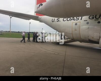 Une station d'air avion Hercules HC 130 Clearwater évacue quatre citoyens américains d'Exuma, aux Bahamas, à Clearwater, en Floride, le 30 juin 2018. La Police royale des Bahamas a demandé l'aide medevacing les quatre plaisanciers après qu'un bateau a explosé à Exuma. Banque D'Images