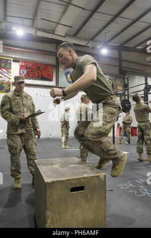 La CPS de l'armée américaine. Austin Mellon, un scout de cavalerie affecté à troupe, 1er du 124e de cavalerie, U.S. Army, centrale pour le saut de géant au cours de l'exercice circuit event à l'USARCENT Concours Meilleur Guerrier au Camp Arifjan, au Koweït, le 30 juin 2018. Le meilleur guerrier de la létalité favorise la concurrence parmi les soldats en mettant l'accent sur l'importance de la forme physique dans l'armée américaine. Banque D'Images