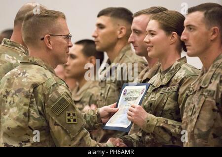 L'Armée américaine, le général David C. Hill, de l'Armée américaine du général commandant adjoint du Centre, présente un certificat de reconnaissance à la CPS. Emma L., Gebrosky un concurrent dans l'USARCENT Meilleur guerrier de la concurrence. Chaque concurrent a reçu un certificat en reconnaissance de leur dévouement et leur travail acharné tout au long des trois jours de la compétition. Banque D'Images