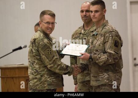 L'Armée américaine, le général David C. Hill, de l'Armée américaine du général commandant adjoint du Centre, présente un prix à la CPS. Jacob T. Randall, le soldat enrôlé gagnant d'USARCENT's Best Warrior la concurrence. L'objectif de la compétition meilleur guerrier est de promouvoir le moral, d'améliorer la cohésion entre les unités et de renforcer l'importance de l'excellence individuelle au sein de l'armée de métier. Banque D'Images