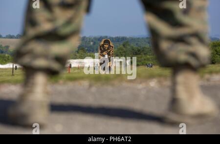 Les Marines américains avec Echo, Batterie, 2e Bataillon, 10e Régiment de Marines, 2e Division de marines, se préparent à mener une distance inconnue de tir dans le cadre de l'exercice Green Cannon 18 au Camp Bulford, Angleterre, le 28 juin 2018. Green Cannon est un exercice de formation offrant la possibilité d'échanger des Marines tactiques et techniques tout en renforçant les relations et l'interopérabilité avec leurs homologues britanniques. Banque D'Images