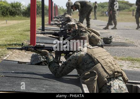 Les Marines américains avec Echo, Batterie, 2e Bataillon, 10e Régiment de Marines, 2e Division de marines, procéder à une distance inconnue de tir dans le cadre de l'exercice Green Cannon 18 sur Bulford Camp, Angleterre, le 28 juin 2018. Green Cannon est un exercice de formation offrant la possibilité d'échanger des Marines tactiques et techniques tout en renforçant les relations et l'interopérabilité avec leurs homologues britanniques. Banque D'Images