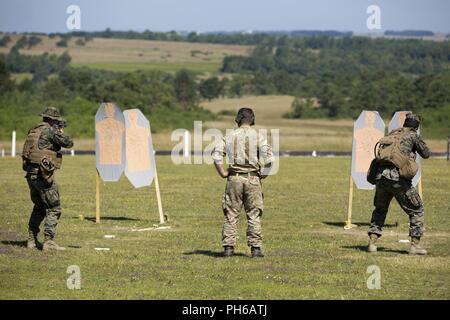 Les Marines américains avec Echo, Batterie, 2e Bataillon, 10e Régiment de Marines, 2e Division de marines, et des soldats britanniques avec 29 régiment de commando, de l'Artillerie royale, mener un assaut gamme de cours dans le cadre de l'exercice Green Cannon 18 au Camp Bulford, Angleterre, le 29 juin 2018. Green Cannon est un exercice de formation offrant la possibilité d'échanger des Marines tactiques et techniques tout en renforçant les relations et l'interopérabilité avec leurs homologues britanniques. Banque D'Images