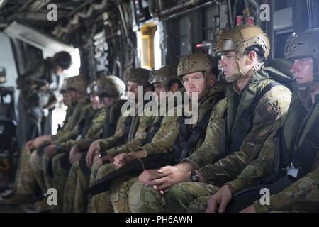 MARINE CORPS BASE HAWAII (30 juin 2018) Les soldats australiens à bord d'un CH-53 Super Stallion E avant d'entreprendre un hélicoptère helo exprimés lors de Rim of the Pacific (RIMPAC) Base du Corps des Marines à Washington le 30 juin 2018. Le cast helo formation est destinée à préparer les membres de service pour une insertion amphibies au cours de l'exercice RIMPAC. RIMPAC fournit une formation de valeur pour la tâche-organisé, très-capable-sol marin Task Force et améliore la capacité d'intervention de crise critique de Marines américains dans le Pacifique. Vingt-cinq nations, 46 navires, 5 sous-marins, environ 200 avions et 25 000 hommes Banque D'Images