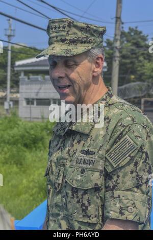 ADM Philip S. Davidson visite le pont où le président Moon Jae-in et le président Kim Jong-un s'est réuni lors de la reconnexion du sommet de la paix. ADM Davidson a effectué sa première visite à la République de Corée depuis été assermenté comme commandant de l'Indo-Pacifique nouvellement nommé Commande. Banque D'Images