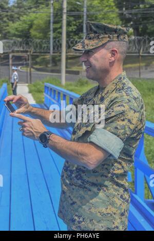 SgtMaj Anthony Spadaro enclenche une photo au pont où le président Moon Jae-in et le président Kim Jong-un s'est réuni lors de la reconnexion du sommet de la paix. ADM Davidson a effectué sa première visite à la République de Corée depuis été assermenté comme commandant de l'Indo-Pacifique nouvellement nommé Commande. Banque D'Images