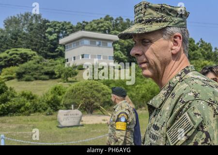 ADM Philip S. Davidson reflète à l'emplacement de l'arbre planté par le président de la Lune Jae-dans et le président Kim Jong-un lors de la reconnexion du sommet de la paix. ADM Davidson a effectué sa première visite à la République de Corée depuis été assermenté comme commandant de l'Indo-Pacifique nouvellement nommé Commande. Banque D'Images