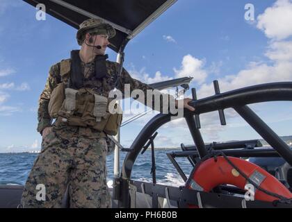 Le sergent Vincent McGinn, de Riverside en Californie, attribué à l'entreprise, Reconnaissance de la Force III Marine Expeditionary Force mener des opérations de sauvetage de petites embarcations avec des explosifs et des munitions (NEM) 5 Unité mobile en Apra Harbour, de Guam, le 28 juin 2018. Leur unité a effectué un déploiement pour la formation (DFT) à Guam. Banque D'Images