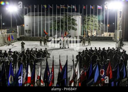 La 101st Airborne Division (Air Assault) Lifeliners "Brigade de soutien, ont tenu leur uncasing' couleur cérémonie Samedi, 30 juin, dans le "Nid d'Aigle", sur l'aérodrome de Bagram, en Afghanistan. La cérémonie a marqué la brigade est disposée à appuyer l'opération Liberté's Sentinel. Les couleurs uncasing inclus le quartier général de la Brigade, le 101ème bataillon de troupes spéciales, et le 495e Bataillon de soutien au maintien en puissance de combat de la Garde nationale du Montana. Ensemble ils ont officiellement pris le commandement de la 101st Airborne Division (Air Assault) appuyer résolument le maintien en puissance de la Brigade d'infanterie 3ème Div Banque D'Images