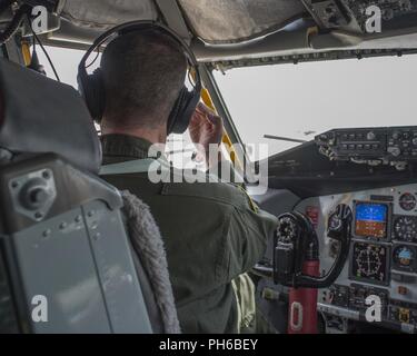 Le Major de la Garde nationale américaine Zackary Smith, un pilote avec la 121e Escadre de ravitaillement en vol, de l'Ohio, renvoie le salut de l'Airman mobilisant un KC-135 Stratotanker, 27 juin 2018. Le Stratotanker allait faire le plein de F-16 Fighting Falcon avec le 158th Fighter Wing, Vermont. Banque D'Images