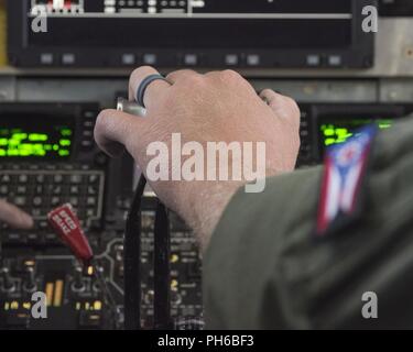 Le capitaine de la Garde nationale américaine Scott Stoner, un pilote avec la 121e Escadre de ravitaillement en vol, de l'Ohio, ajuste le papillon d'un KC-135 Stratotanker pendant le décollage le 27 juin 2018.Le Stratotanker allait faire le plein de F-16 Fighting Falcon avec le 158th Fighter Wing, Vermont. Banque D'Images