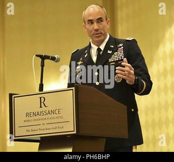 Le colonel Sébastien P. Joly livre son acceptation comme il assume le commandement de l'US Army Corps Mobile, les ingénieurs de district au cours d'une cérémonie de passation de commandement, le 29 juin 2018 au Renaissance Riverview Hotel à Mobile, AL. Joly devient le 53e commandant du district de Mobile. Banque D'Images