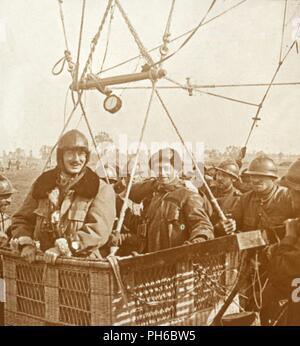 Les hommes dans le panier ballon d'observation, c1914-c1918. Artiste : Inconnu. Banque D'Images