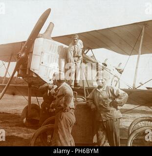 Ravitaillement en vol d'un biplan, c1914-c1918. Artiste : Inconnu. Banque D'Images