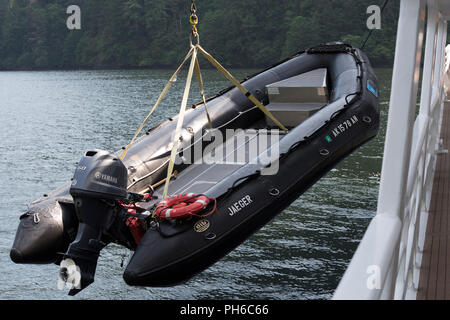 DIB vide/bateau gonflable zodiac soulevée jusqu'à le pont supérieur sur le Lindblad National Geographic oiseau de mer en Alaska, USA. Banque D'Images