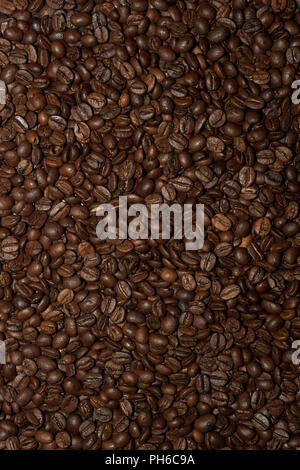 Les grains de café torréfiés Remplit tout le cadre - l'orientation Portrait Banque D'Images