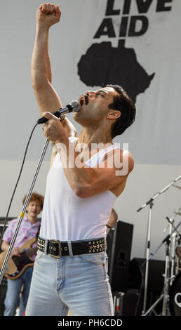 Bohemian Rhapsody est un film biographique américano-britannique réalisé par Bryan Singer et écrit par Justin Haythe. Il se concentre sur une période de 15 ans à partir de la formation de Queen et de Freddie Mercury chanteur jusqu'à leur performance au Live Aid en 1985, six ans avant la mort de mercure. Cette photo est pour un usage éditorial uniquement et est l'auteur de la société film et/ou le photographe attribué par le film ou la société de production et ne peut être reproduite que par des publications dans le cadre de la promotion du film ci-dessus. Un crédit obligatoire pour l'entreprise de film est nécessaire. E Banque D'Images