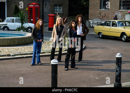 Bohemian Rhapsody est un film biographique américano-britannique réalisé par Bryan Singer et écrit par Justin Haythe. Il se concentre sur une période de 15 ans à partir de la formation de Queen et de Freddie Mercury chanteur jusqu'à leur performance au Live Aid en 1985, six ans avant la mort de mercure. Cette photo est pour un usage éditorial uniquement et est l'auteur de la société film et/ou le photographe attribué par le film ou la société de production et ne peut être reproduite que par des publications dans le cadre de la promotion du film ci-dessus. Un crédit obligatoire pour l'entreprise de film est nécessaire. E Banque D'Images