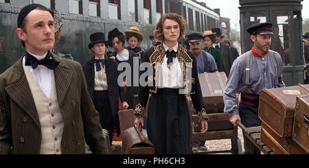 Colette est un film biographique En 2018, réalisé par Wash Westmoreland, sur un scénario de Westmoreland et Richard Glatzer, basée sur la vie de la romancière française Colette. Il stars Keira Knightley, Dominic West, Eleanor Tomlinson et Denise Gough. Cette photo est pour un usage éditorial uniquement et est l'auteur de la société film et/ou le photographe attribué par le film ou la société de production et ne peut être reproduite que par des publications dans le cadre de la promotion du film ci-dessus. Un crédit obligatoire pour l'entreprise de film est nécessaire. Le photographe devrait également être cred Banque D'Images