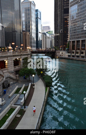 Un coureur en début de matinée le long du Riverwalk Chicago Banque D'Images